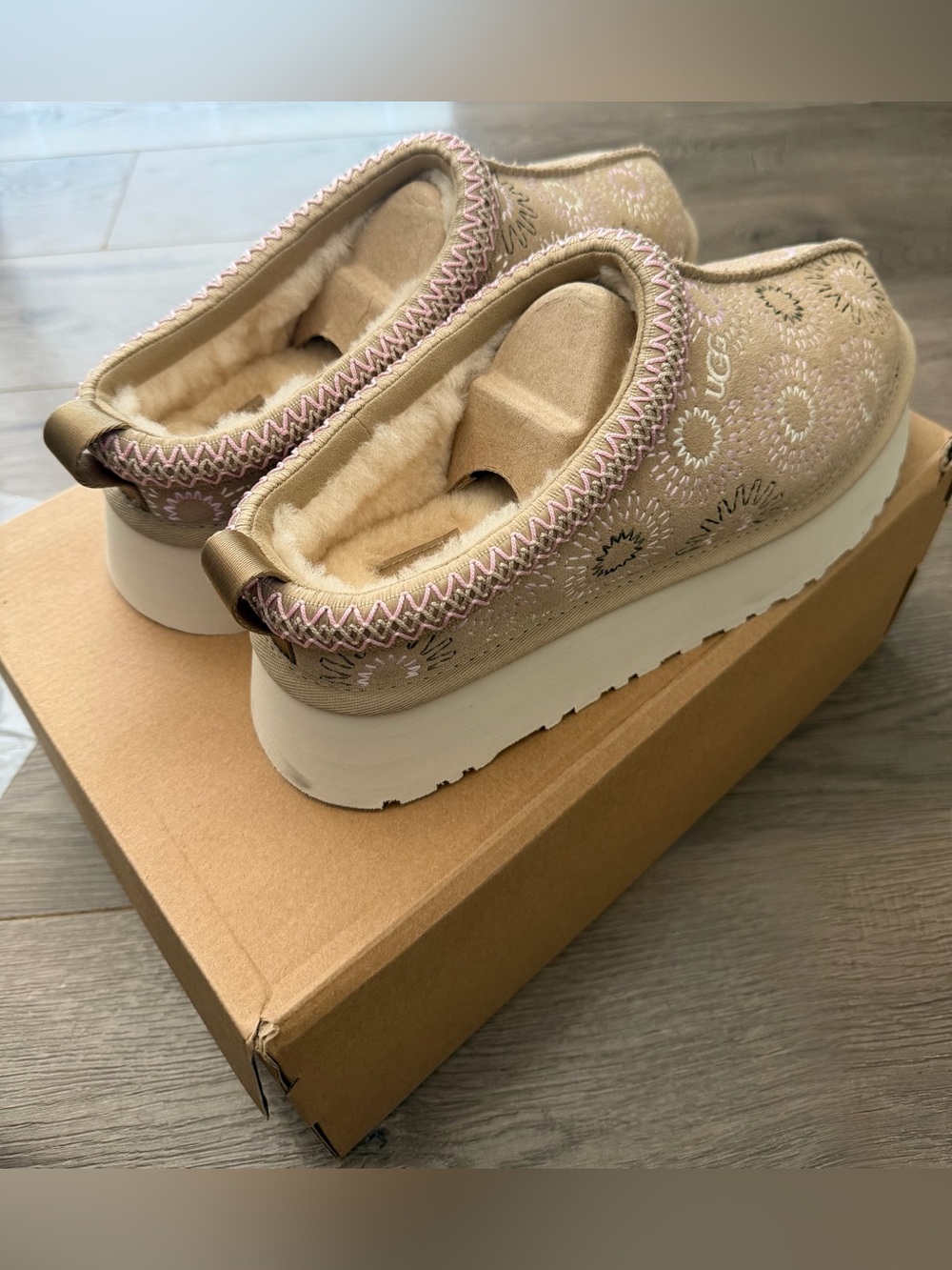 UGG Tazz Sun Stitch Mustard Seed Slippers size 10 - Picture 5 of 11